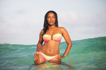 Картинка sherri+scott девушки пляж модель брюнетка чернокожая взгляд поза купальник темнокожая мулатка песок sherri scott девушка