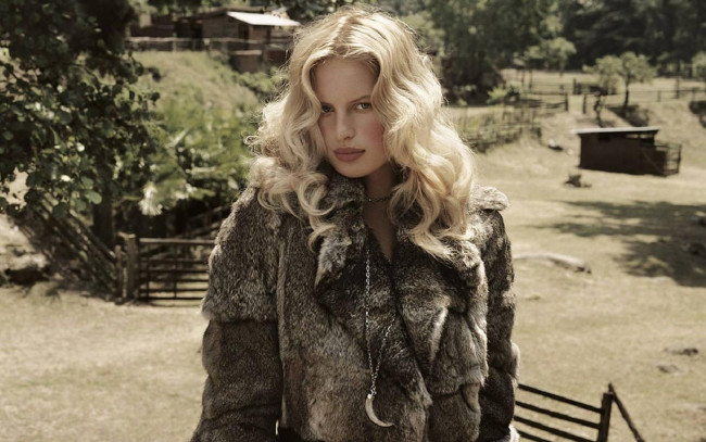 Обои картинки фото девушки, karolina kurkova, модель, блондинка, шуба, кулон, деревня