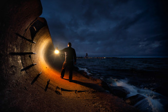 Картинка мужчины -+креатив +косплей побережье ночь мужчина свет фонарь