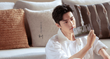 Картинка мужчины xiao+zhan актер открытка диван подушки