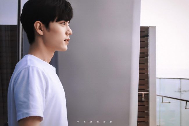 Обои картинки фото мужчины, xiao zhan, актер, футболка, балкон