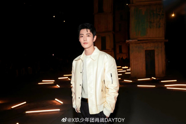 Обои картинки фото мужчины, xiao zhan, актер, куртка, город, огни