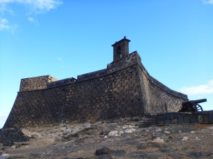Картинка крепость сан габриэль арресифе города исторические архитектурные памятники канары пушка