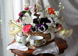 Картинка цветы букеты композиции чайник дурман вербена розы виола корзина чашка лилия левкой