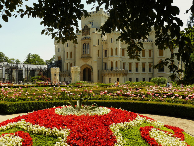 Обои картинки фото castle, hluboka, города, дворцы, замки, крепости, клумбы, цветы, замок