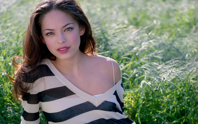 Обои картинки фото Kristin Kreuk, девушки, , , трава, брюнетка