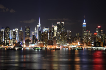 Картинка города нью-йорк+ сша ночь высотки здания сияние небо вода огни облака