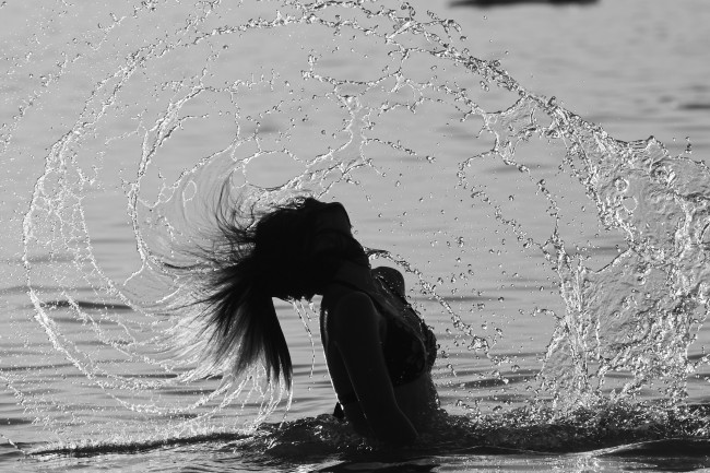 Обои картинки фото девушки, -unsort , Черно-белые обои, брызги, девушка, вода