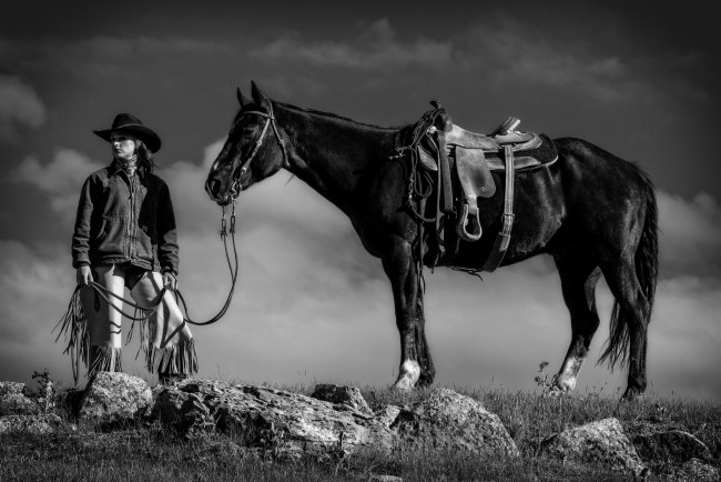 Обои картинки фото девушки, -unsort , Черно-белые обои, лошадь, ковбой, девушка