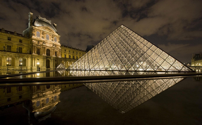 Обои картинки фото города, париж , франция, пирамида, музей, дворец, лувр, ночь