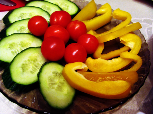 Обои картинки фото еда, овощи, огурцы, перец, черри, томаты, помидоры