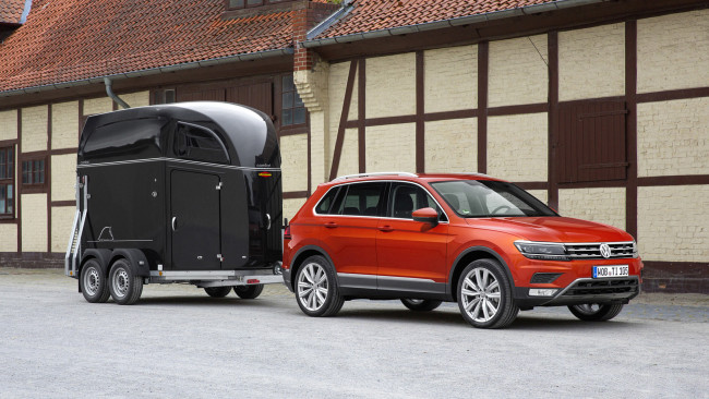 Обои картинки фото volkswagen tiguan with a trailer 2017, автомобили, volkswagen, tiguan, trailer, 2017