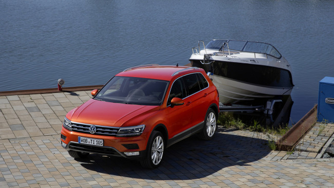 Обои картинки фото volkswagen tiguan with a trailer 2017, автомобили, volkswagen, tiguan, trailer, 2017