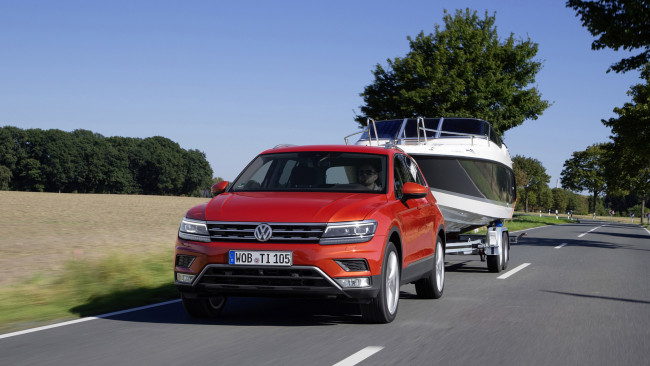 Обои картинки фото volkswagen tiguan with a trailer 2017, автомобили, volkswagen, tiguan, trailer, 2017