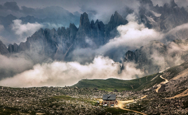 Обои картинки фото природа, горы, камни, дороги, скалы, туман, дом, альпы