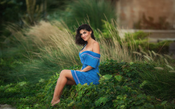 Картинка девушки -+брюнетки +шатенки девушка модель брюнетка красотка поза природа зелень трава платье улыбка причёска флирт синий голубой