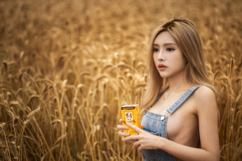 Картинка девушки -+азиатки блондинка комбинезон пачка поле