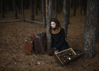 Картинка девушки -+брюнетки +шатенки брюнетка шарф пальто варежки чемодан шишки лес