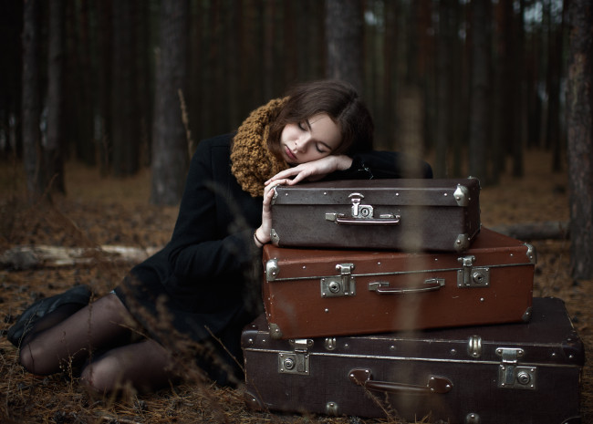 Обои картинки фото девушки, - брюнетки,  шатенки, брюнетка, шарф, пальто, варежки, чемоданы, лес