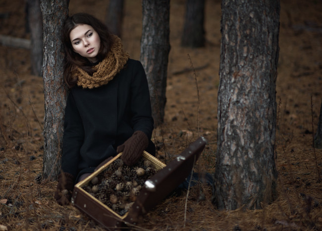 Обои картинки фото девушки, - брюнетки,  шатенки, брюнетка, шарф, пальто, варежки, чемодан, шишки, лес