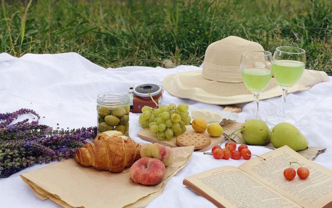 Обои картинки фото еда, разное, пикник, напиток, фрукты, виноград, груши