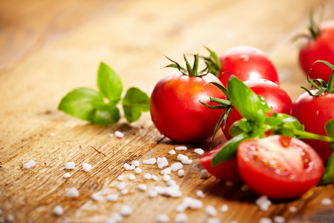 Обои картинки фото еда, помидоры, соль, томаты, базилик