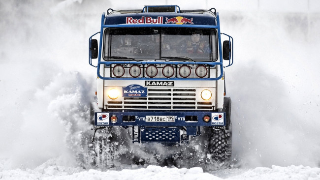 Обои картинки фото автомобили, камаз, снег, грузовик, транспортное, средство, вид, спереди, раллийные, белый, русский, российские, грузовики