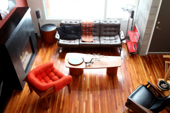 Картинка интерьер гостиная камин кресло диван столик