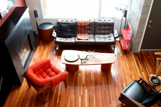 Обои картинки фото интерьер, гостиная, камин, кресло, диван, столик