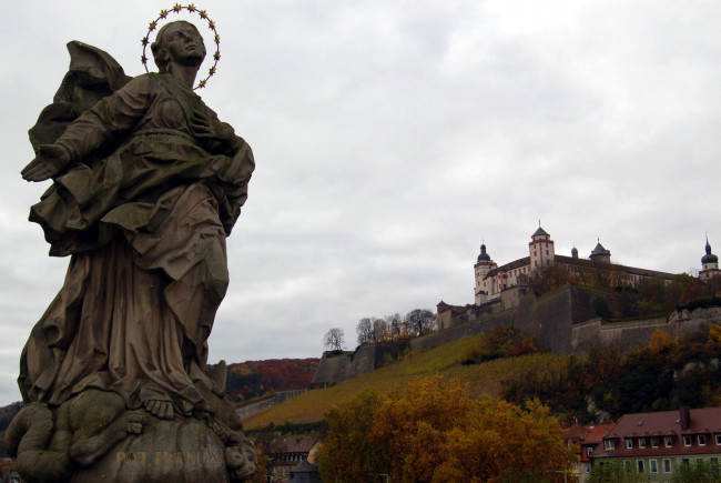Обои картинки фото вюрцбург, германия, города, памятники, скульптуры, арт, объекты, замок, пейзаж, статуя, святая