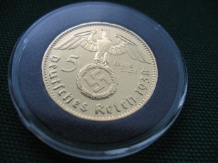 Картинка разное золото купюры монеты монета рейхмарка коллекционная футляр