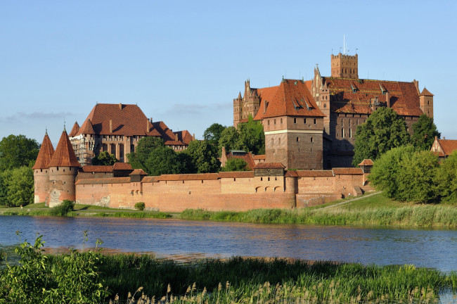 Обои картинки фото города, дворцы, замки, крепости, замок, башни, река