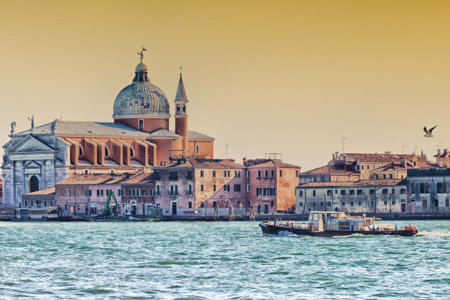 Обои картинки фото venice, italy, города, венеция, италия, церковь, иль, реденторе, il, redentore, канал, баркас