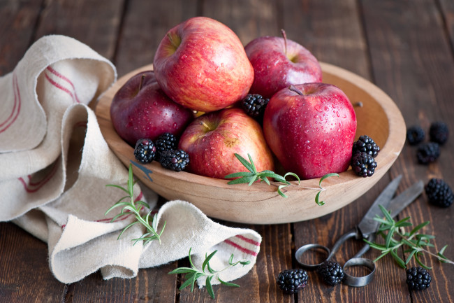 Обои картинки фото еда, фрукты,  ягоды, ежевика, яблоки