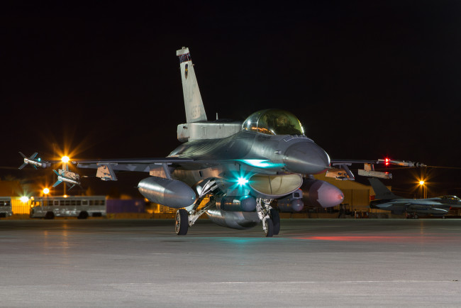 Обои картинки фото f-16d, авиация, боевые самолёты, истребитель, аэродром, ночь, огни
