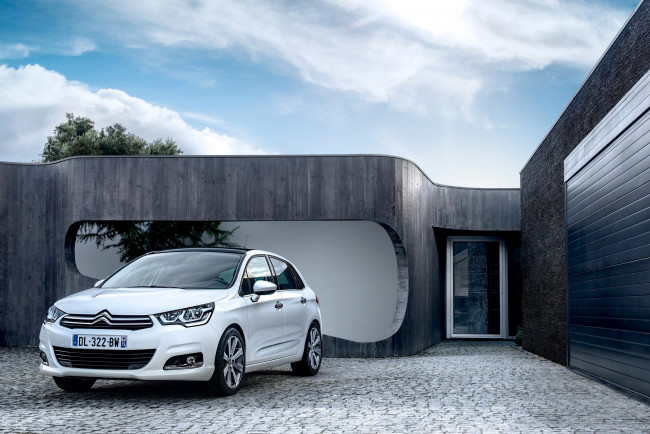 Обои картинки фото 2015 citroen c4, автомобили, citroen, металлик, двор, белый