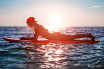 Картинка спорт серфинг доска фон море взгляд девушка