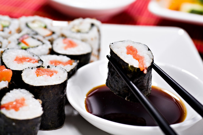 Обои картинки фото еда, рыба,  морепродукты,  суши,  роллы, соус, роллы, кухня, японская