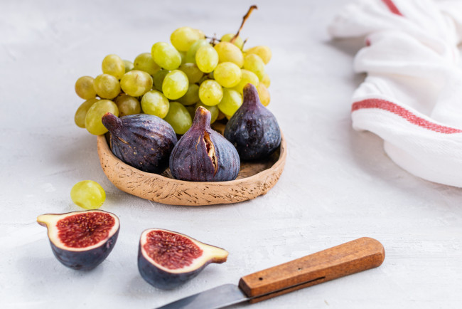 Обои картинки фото еда, фрукты,  ягоды, ягоды, виноград, нож, инжир