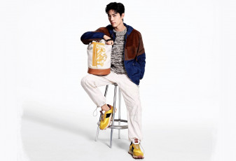 Картинка мужчины xiao+zhan актер куртка кроссовки рюкзак табурет