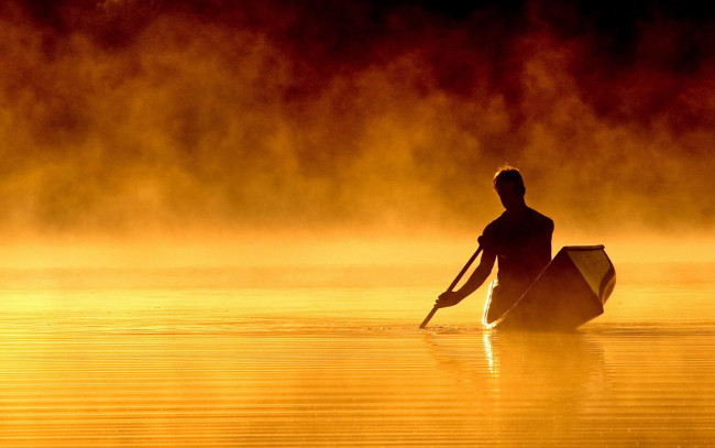 Обои картинки фото мужчины, -unsort, лодка, весло, озеро, туман, заря