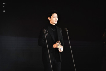 Картинка мужчины xiao+zhan актер костюм водолазка микрофоны награда