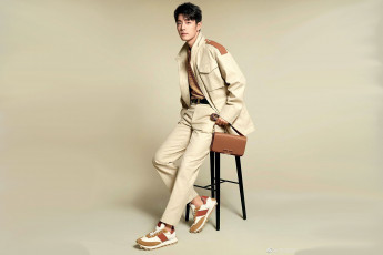 Картинка мужчины xiao+zhan актер куртка кроссовки барсетка