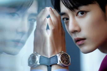 Картинка мужчины xiao+zhan актер пиджак лицо часы окно стекло