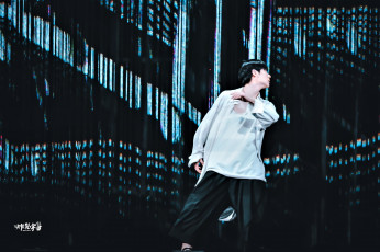 Картинка мужчины wang+yi+bo танец рубашка штаны шторы