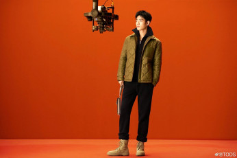 обоя мужчины, xiao zhan, актер, куртка, сумка, ботинки, камера