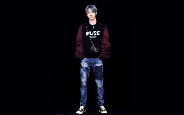 Картинка мужчины wang+yi+bo актер танцор свитер сумка джинсы