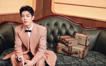 Картинка мужчины xiao+zhan актер костюм диван чемоданы