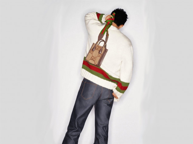 Обои картинки фото мужчины, xiao zhan, актер, свитер, сумка, джинсы