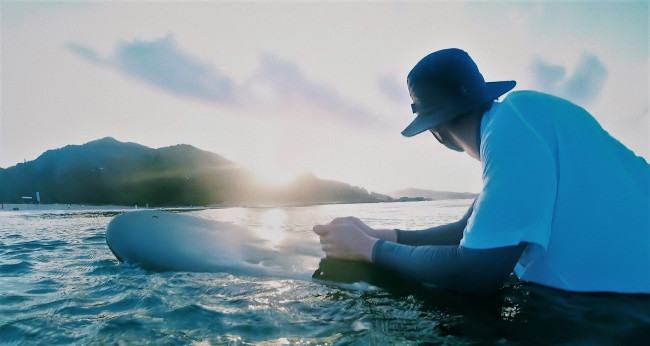 Обои картинки фото мужчины, xiao zhan, актер, серфинг, море, серф, панама